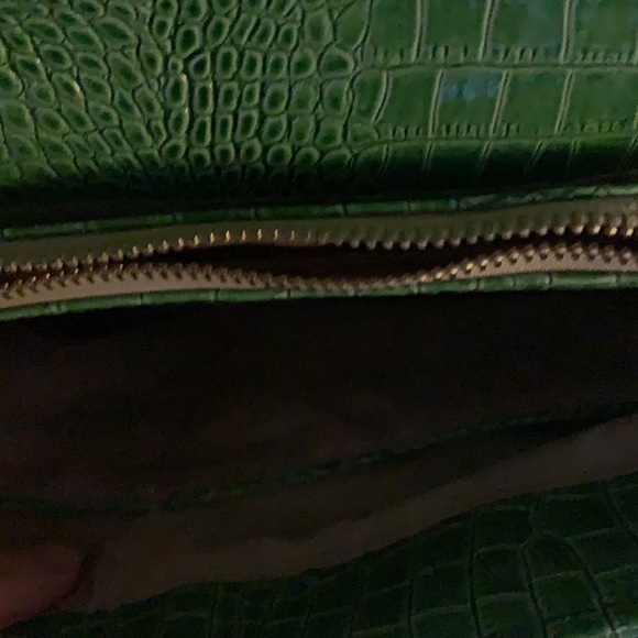 AMIRITA SINGH | green purse with gold chain - Picture 4 of 5